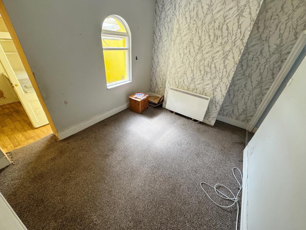 Lot: 121 - TWO-BEDROOM HOUSE FOR IMPROVEMENT - Living room